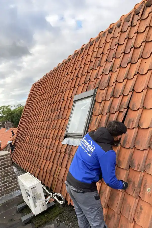 gekwalificeerde dakdekker tijdens gratis dakinspectie